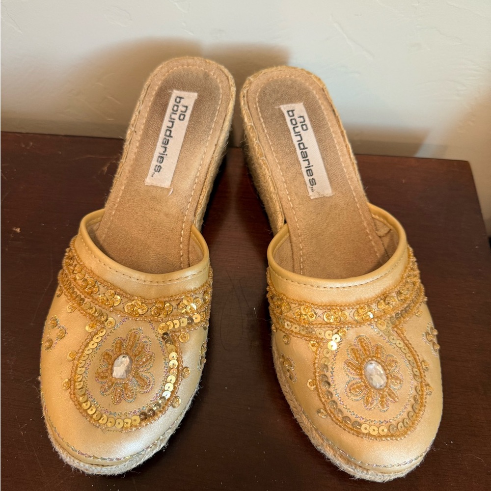 No Boundaries Benny Gold Embellished Espadrille Wedge Mules Womens 8 8263819